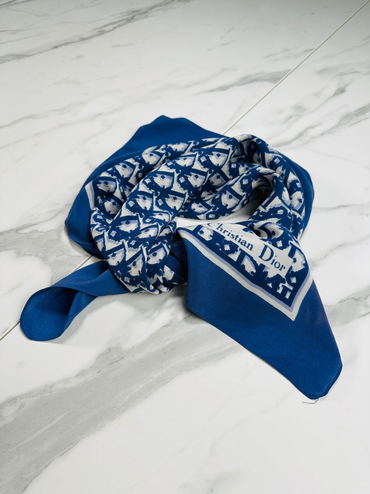 Foulard Vintage Authentique Christian Dior en Soie avec Motif Monogramme Bleu Marine et Blanc