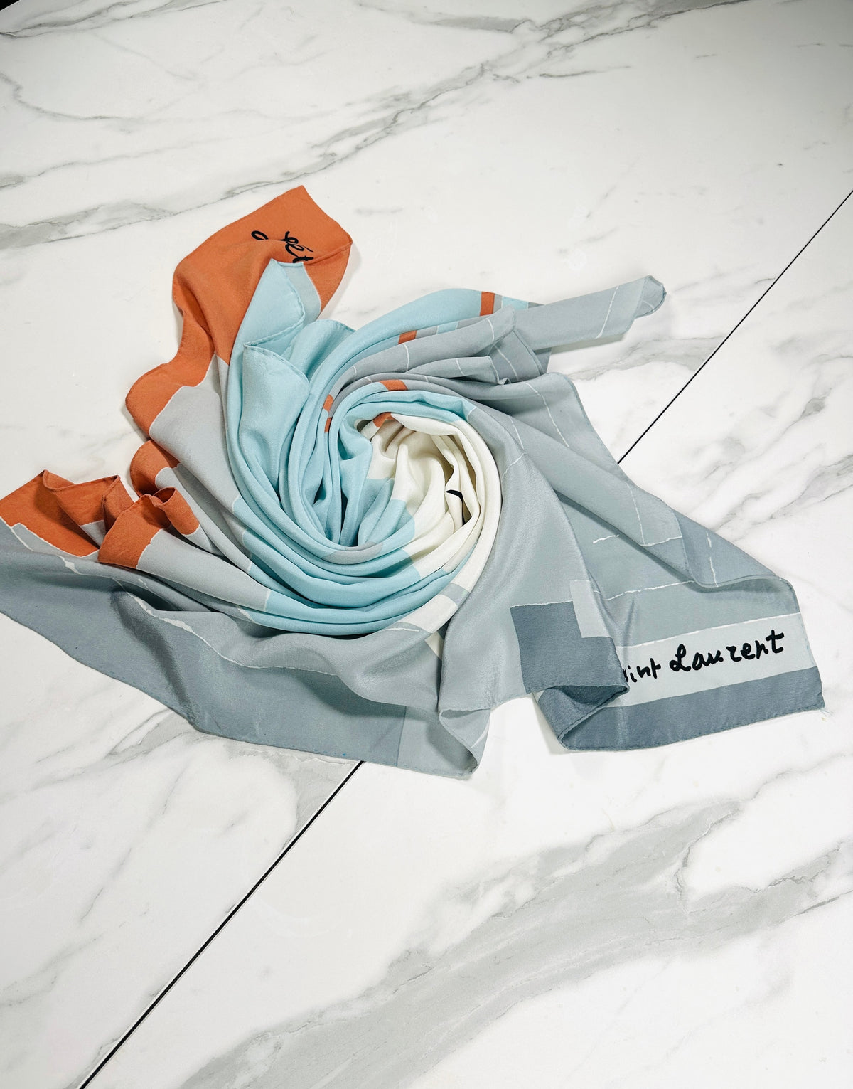 Carré Yves Saint Laurent en soie motif l'été vintage authentique