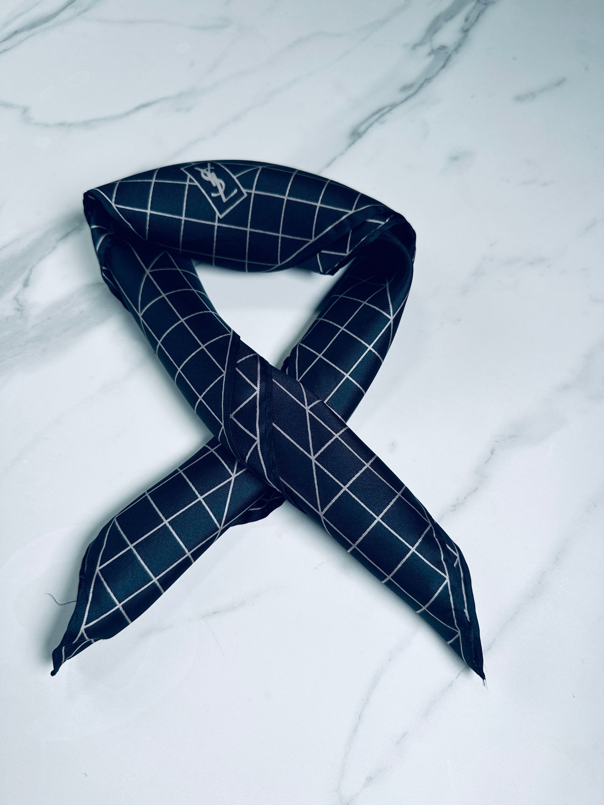 Petit carré Yves Saint Laurent en soie noir et blanc motif géométrique vintage authentique