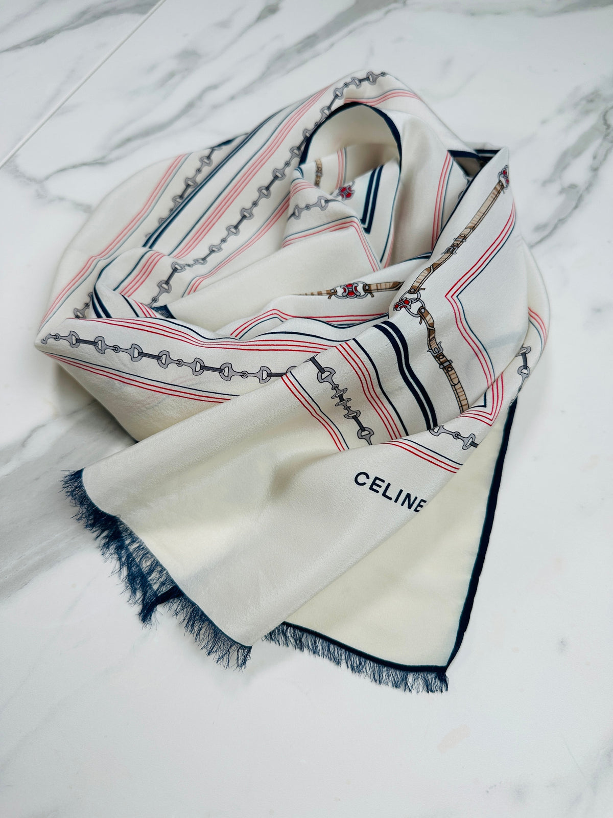 Foulard Céline Vintage Authentique en Crêpe de Soie Ivoire et Marine avec Motif Chaîne