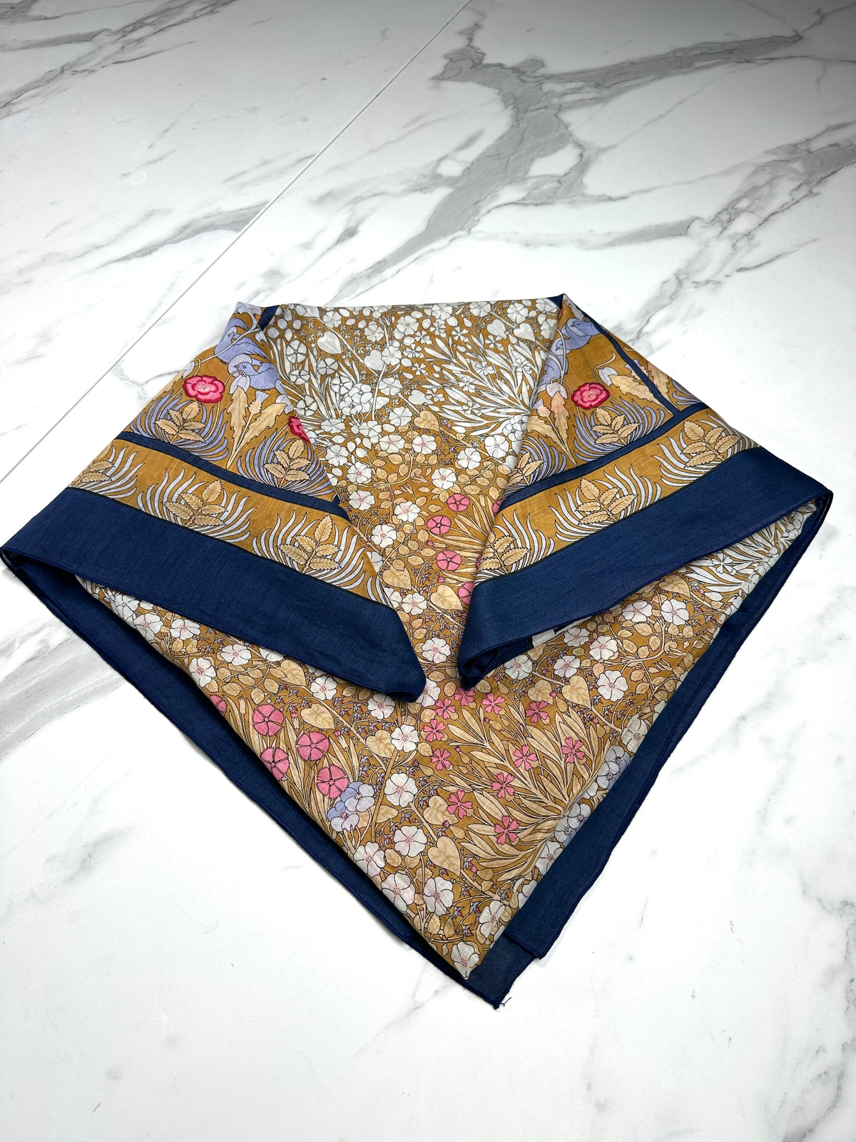 Paréo Chloé en coton bleu marine et ocre motif floral vintage authentique