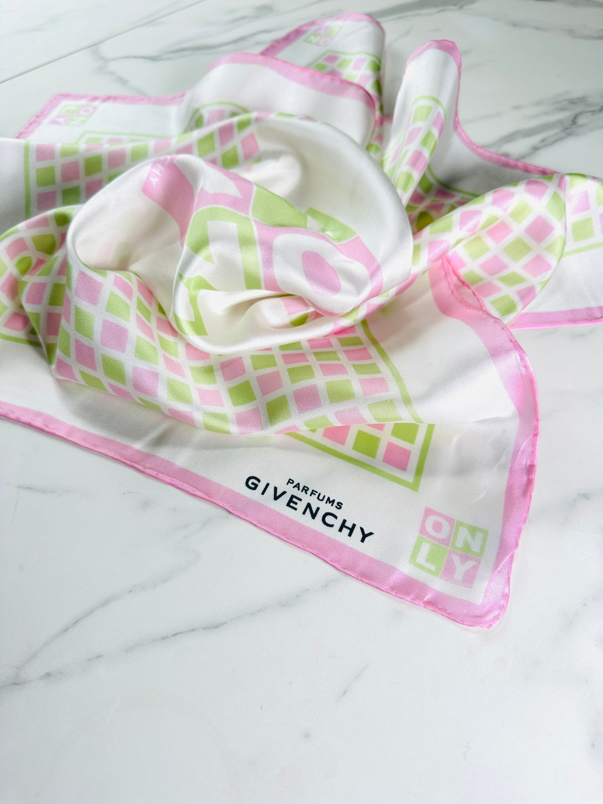 Foulard en soie géométrique blanc et rose Givenchy vintage authentique
