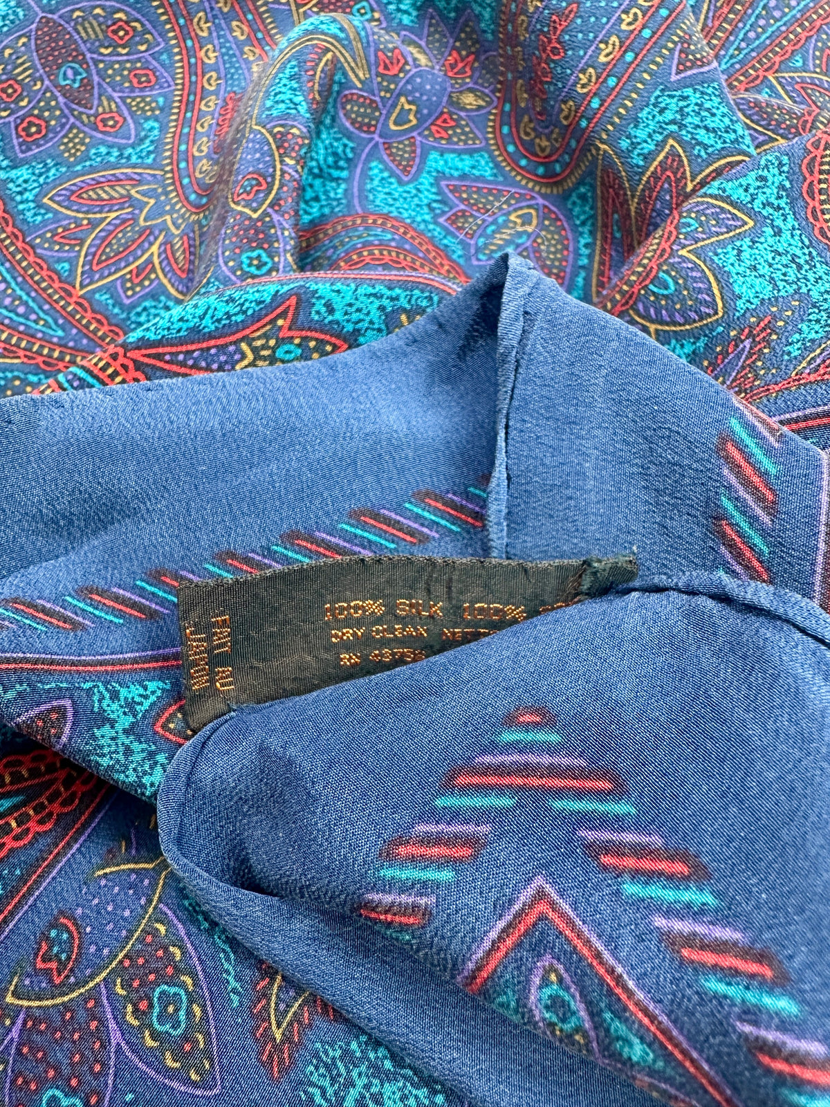 Carré Yves Saint Laurent en crêpe de soie bleu motif cachemire vintage authentique