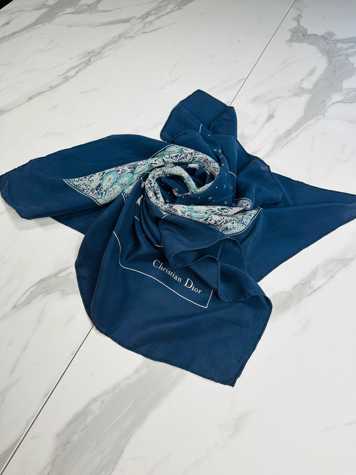 Foulard en soie vintage authentique Christian Dior à motif floral bleu marine et turquoise