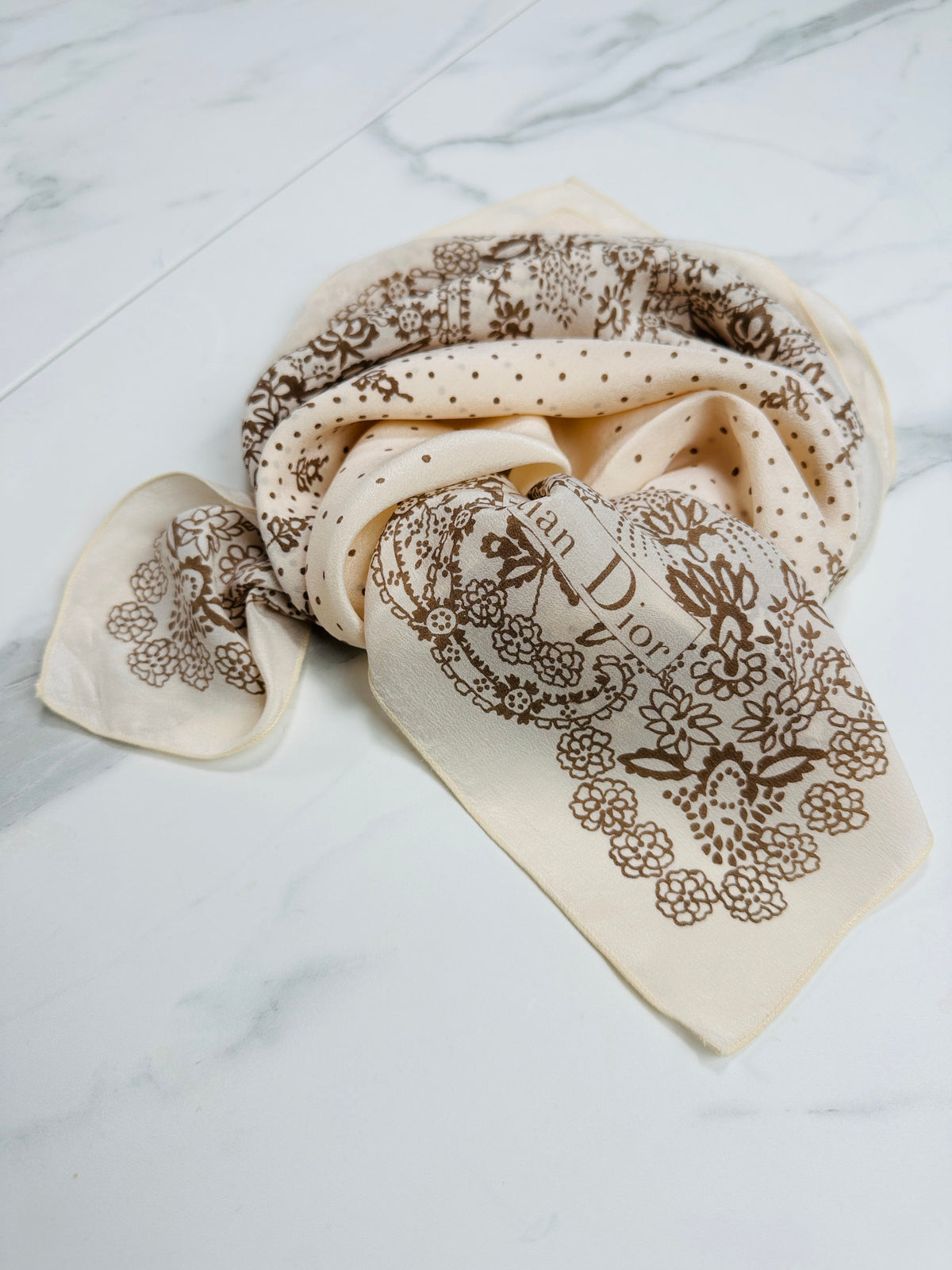 Carré Christian Dior en crêpe de soie ivoire et marron motif floral vintage authentique