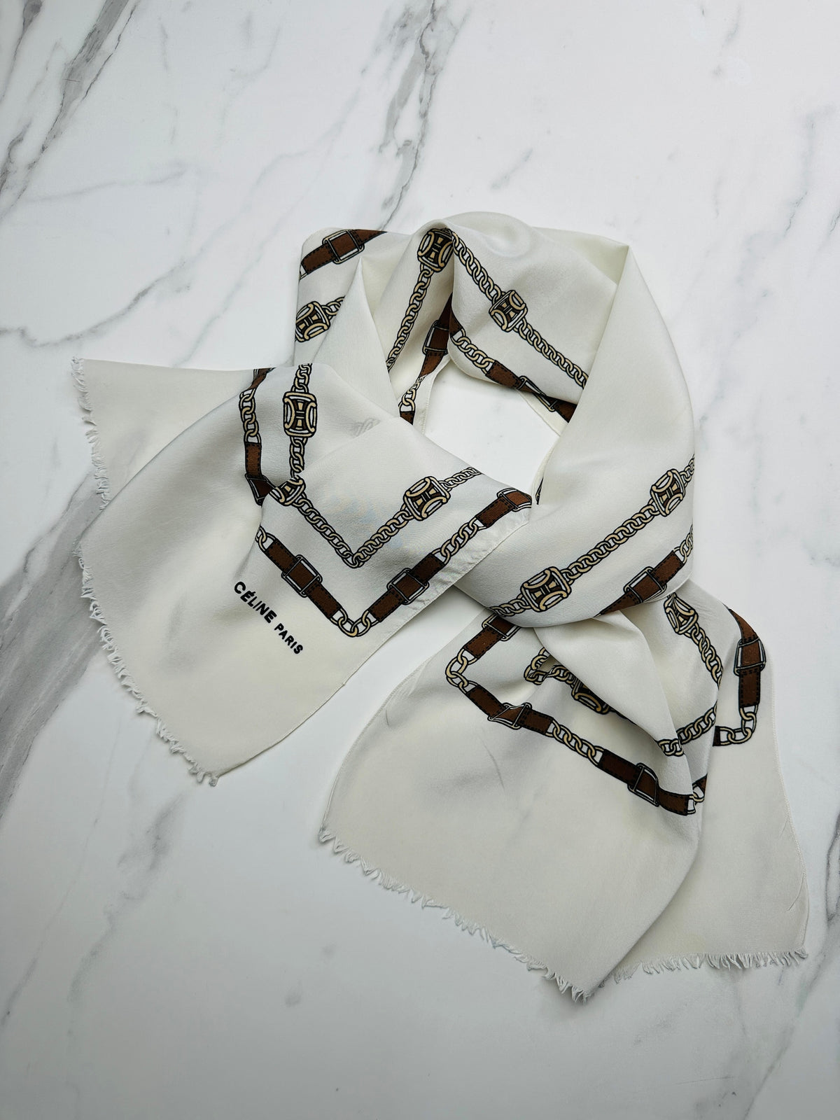 Foulard Céline en crêpe de soie crème et marron avec motif chaîne vintage