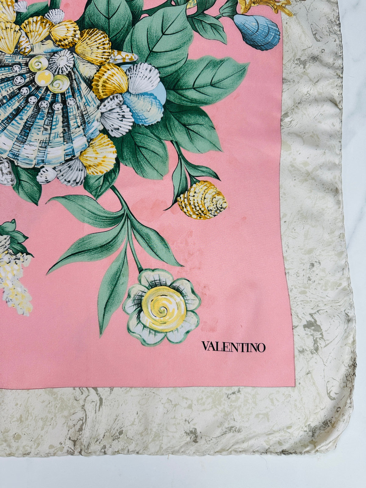 Grand carré Valentino en soie satinée rose et ivoire motif floral vintage authentique