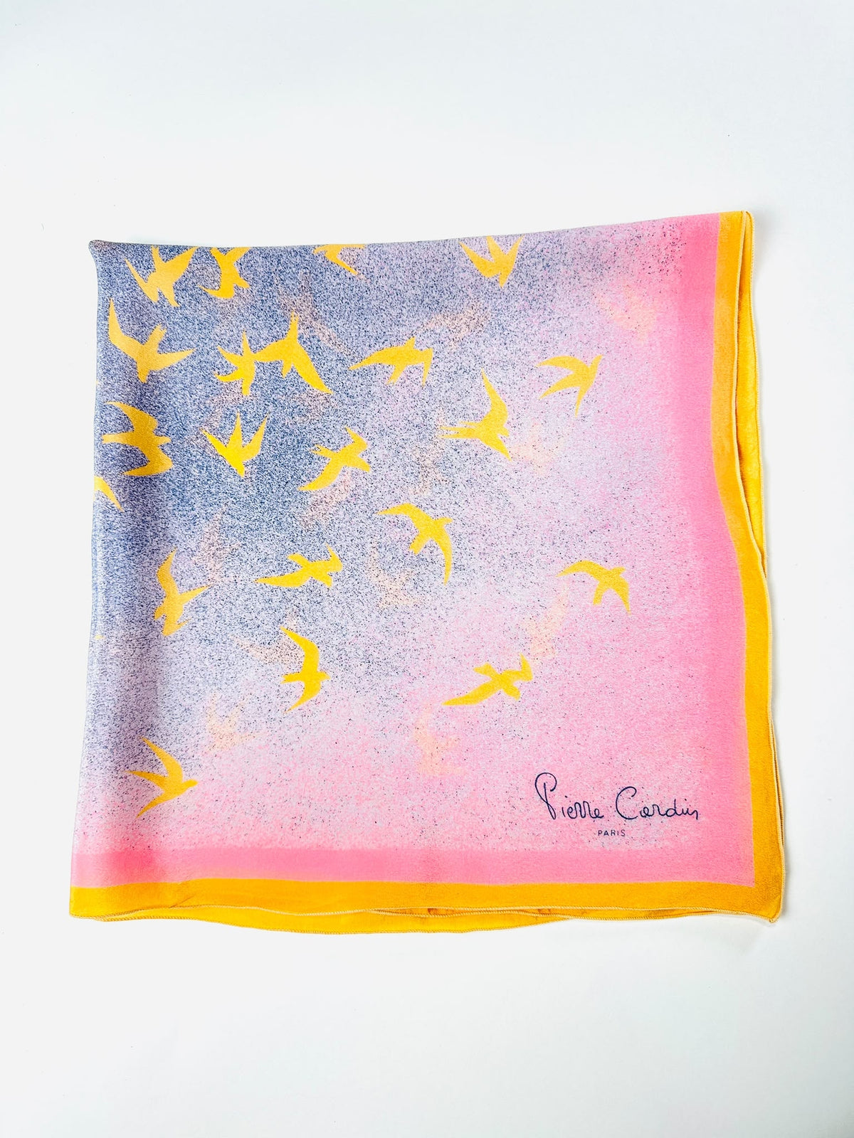Carré Pierre Cardin en soie rose et jaune motif oiseaux vintage authentique