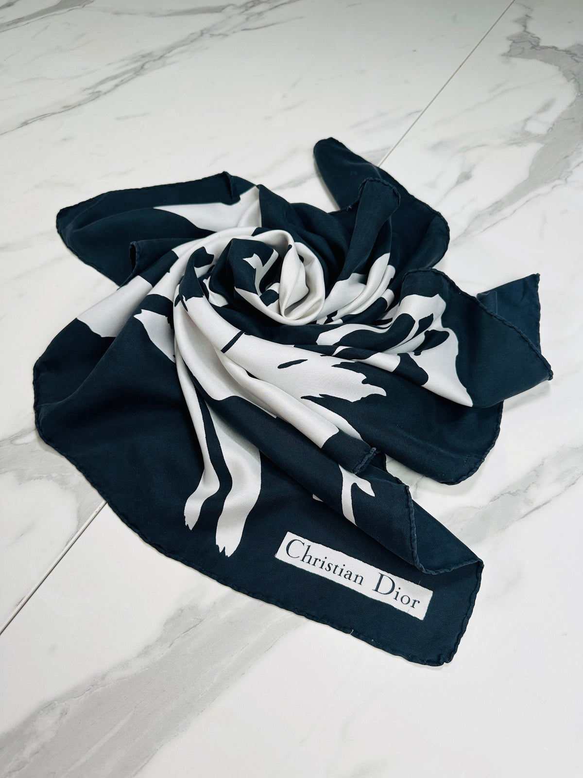 Foulard en soie satinée à motif floral noir et blanc Christian Dior vintage authentique