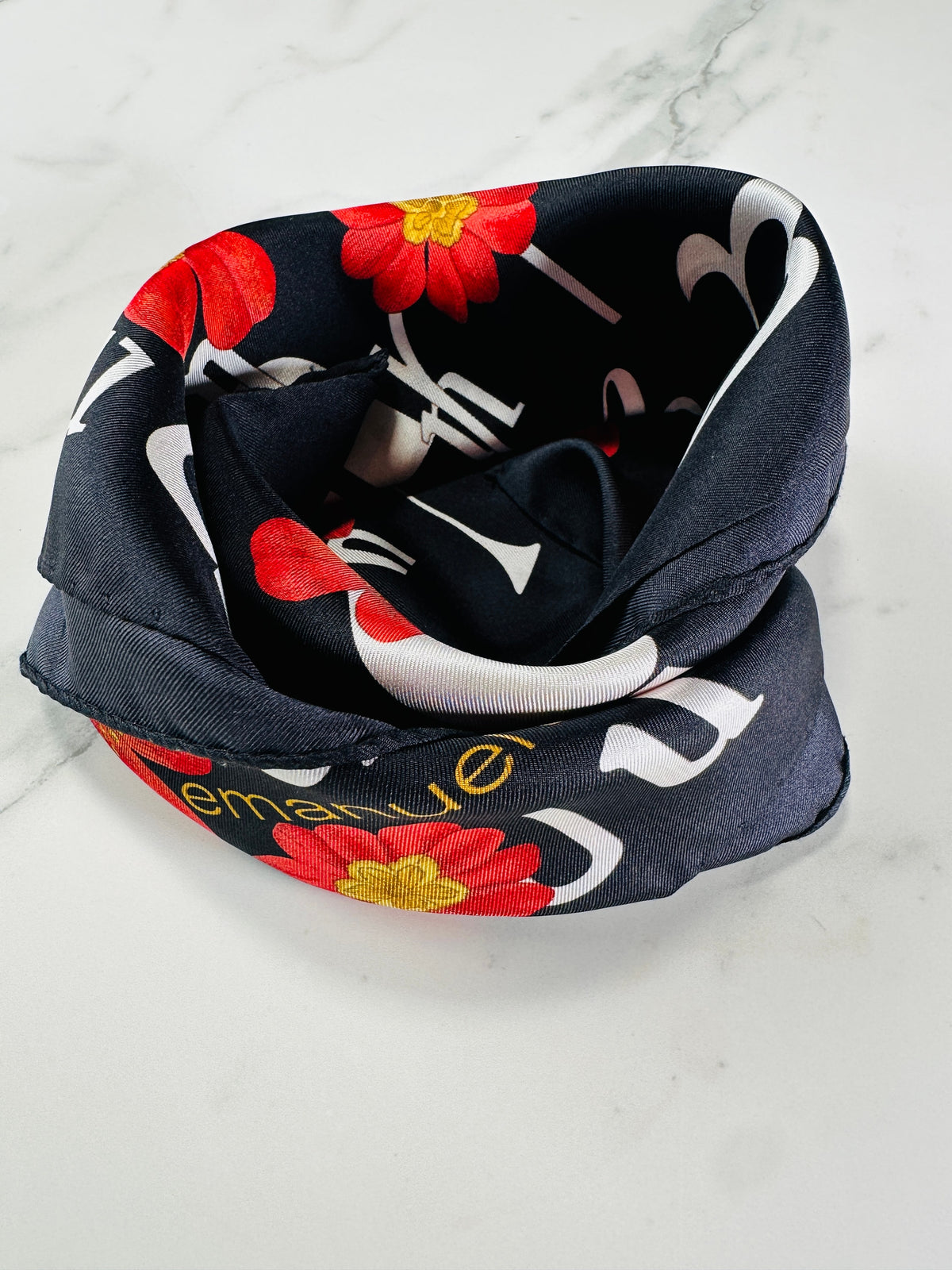 Petit carré Emanuel Ungaro en soie noir et rouge motif floral vintage authentique