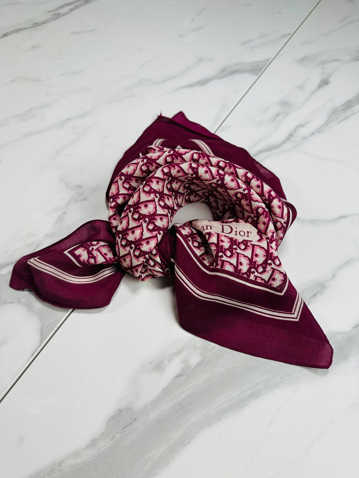 Foulard en soie vintage authentique Christian Dior à motif monogramme bordeaux et ivoire