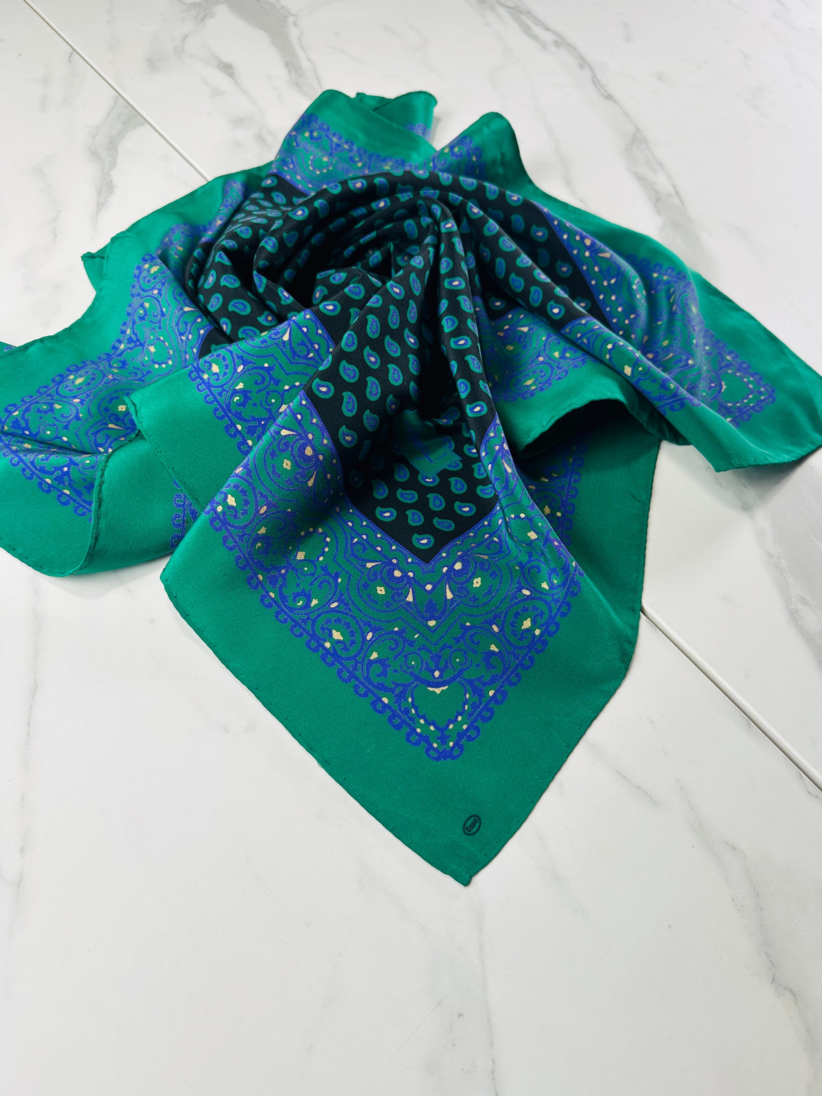 Foulard en soie vintage authentique Yves Saint Laurent vert et bleu à motif cachemire
