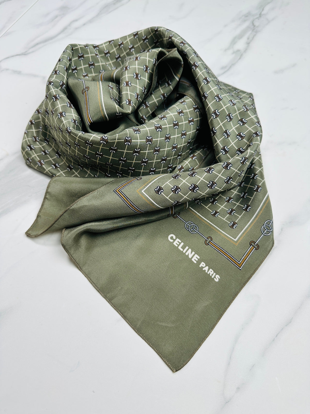 Foulard Celine en crêpe de soie vert olive et marron motif équestre vintage authentique