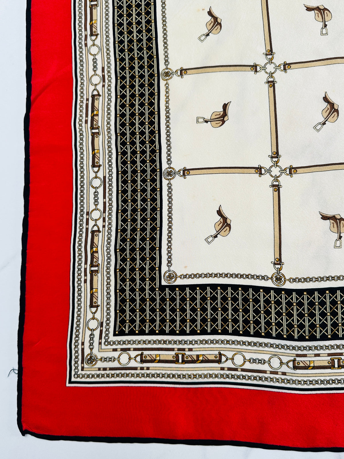 Foulard Céline Vintage Authentique en Soie Rouge et Crème à Motif Équestre