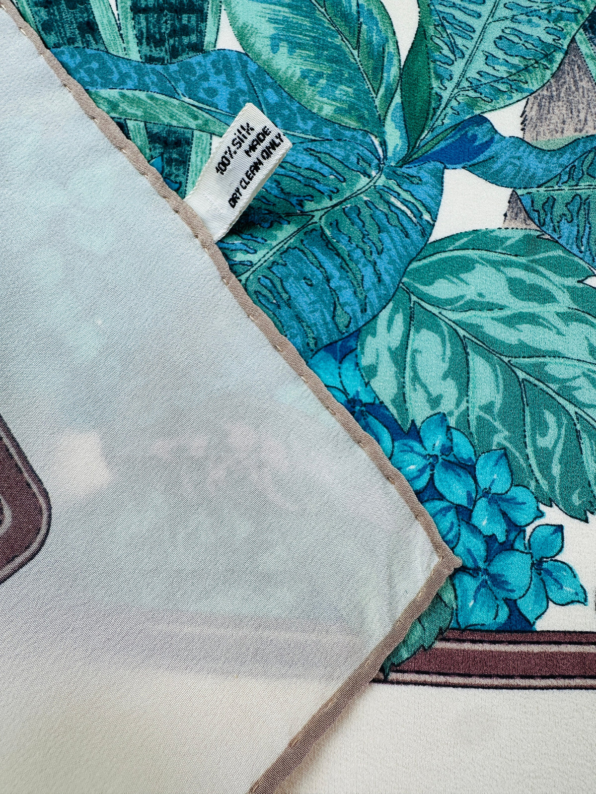 Grand carré Christian Dior en soie crème et bleu motif floral vintage authentique