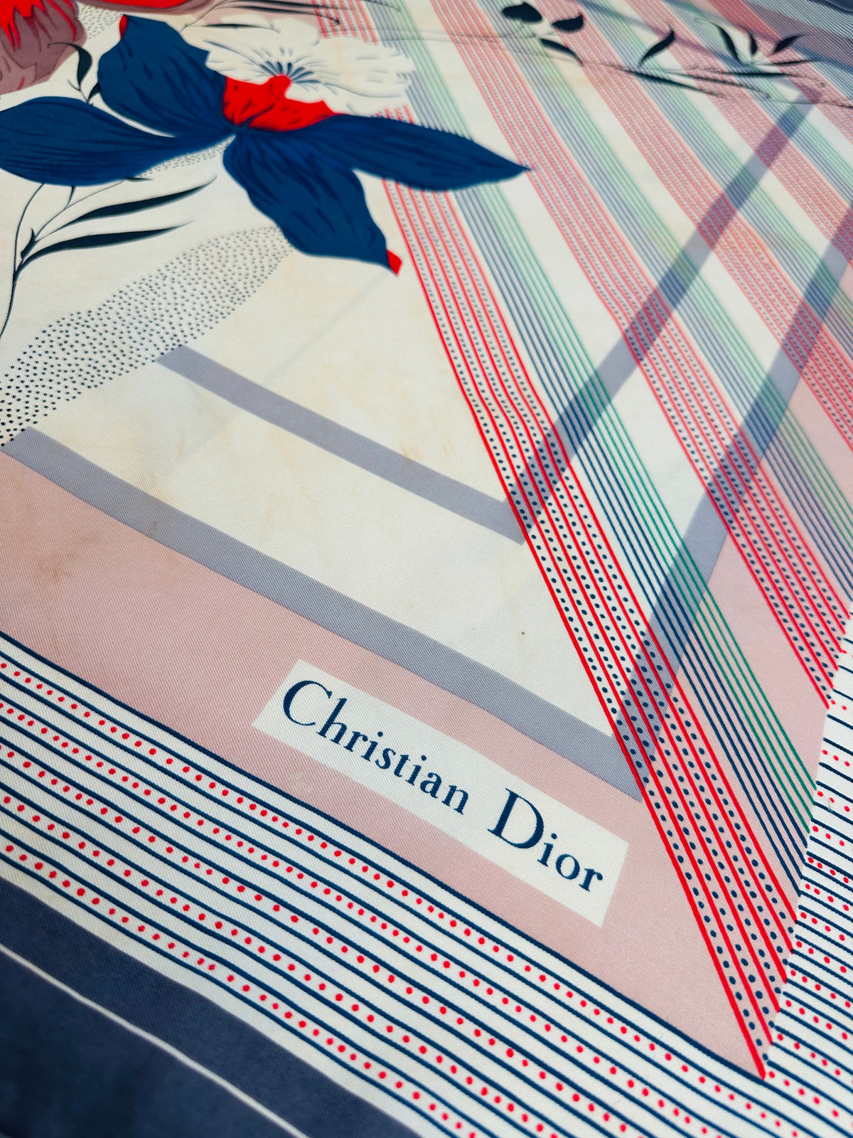 Carré Christian Dior en soie satinée bleu marine et rose motif floral vintage authentique