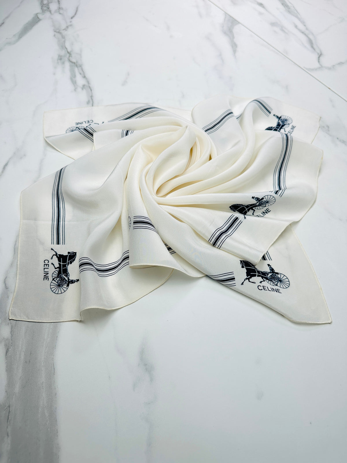 Foulard Céline Vintage Authentique en Crêpe de Soie Crème et Noir avec Motif Équestre