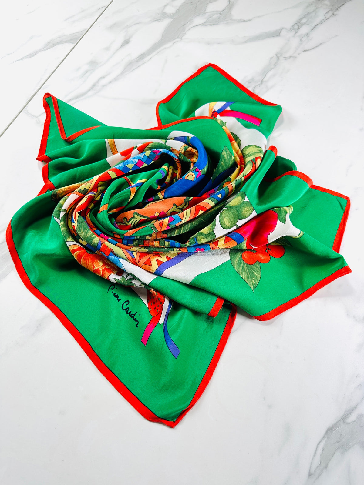 Grand carré Pierre Cardin en soie vert et rouge motif floral vintage authentique