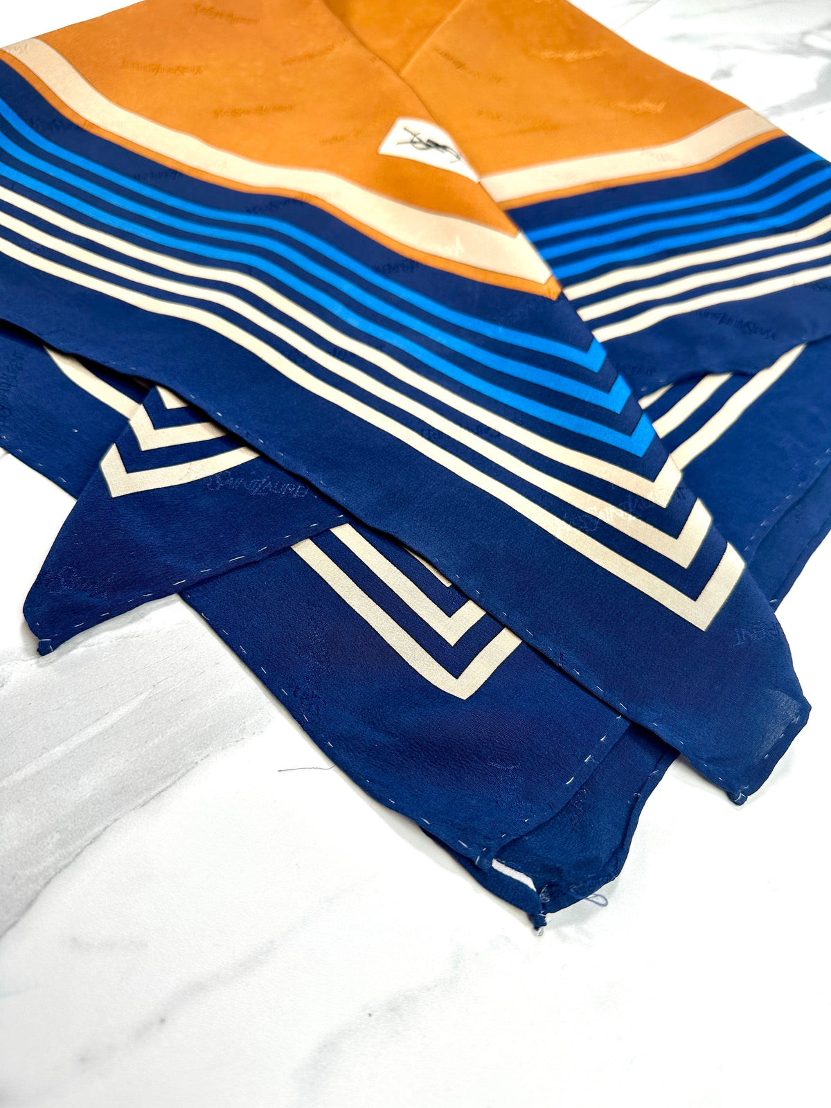 Carré Yves Saint Laurent en soie bleu marine et camel motif géométrique vintage authentique