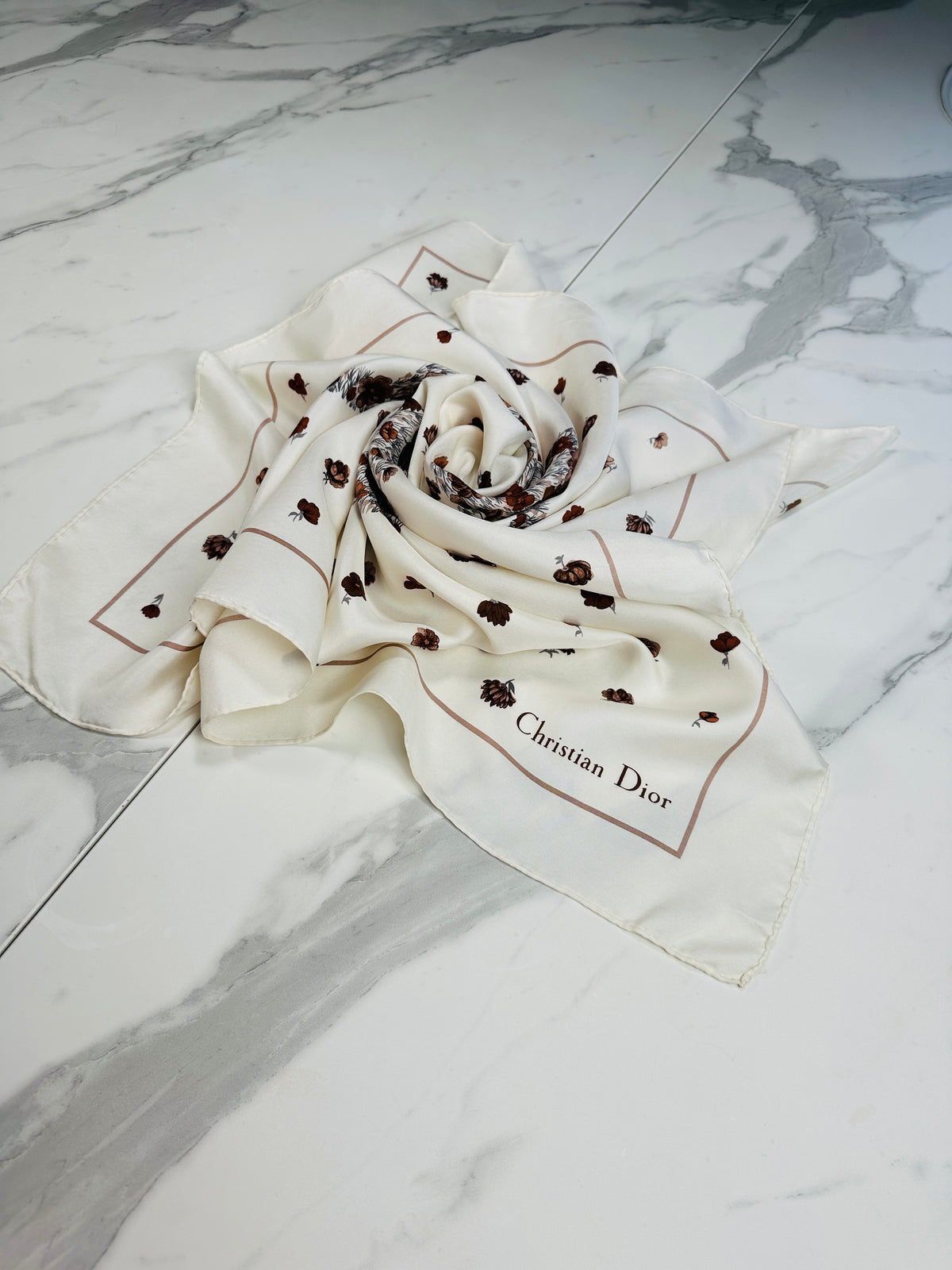 Carré Christian Dior en soie motif D floral vintage authentique