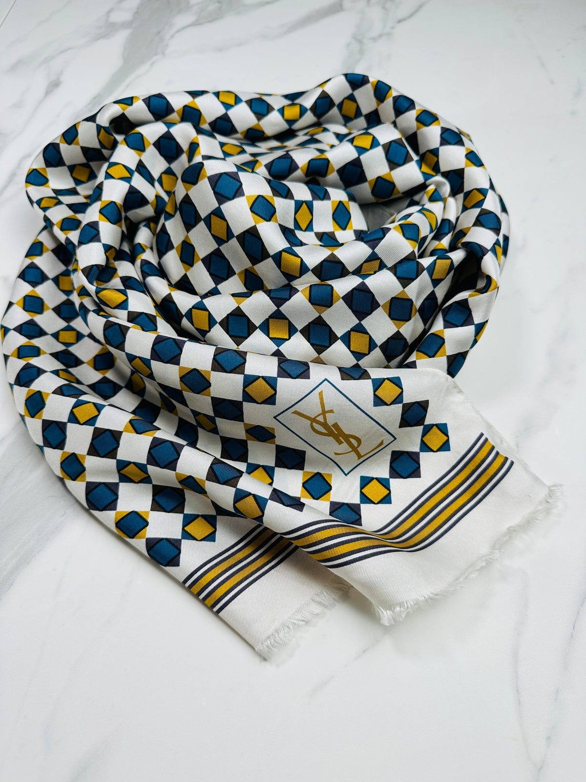 Foulard Yves Saint Laurent en soie ivoire et bleu motif géométrique vintage authentique