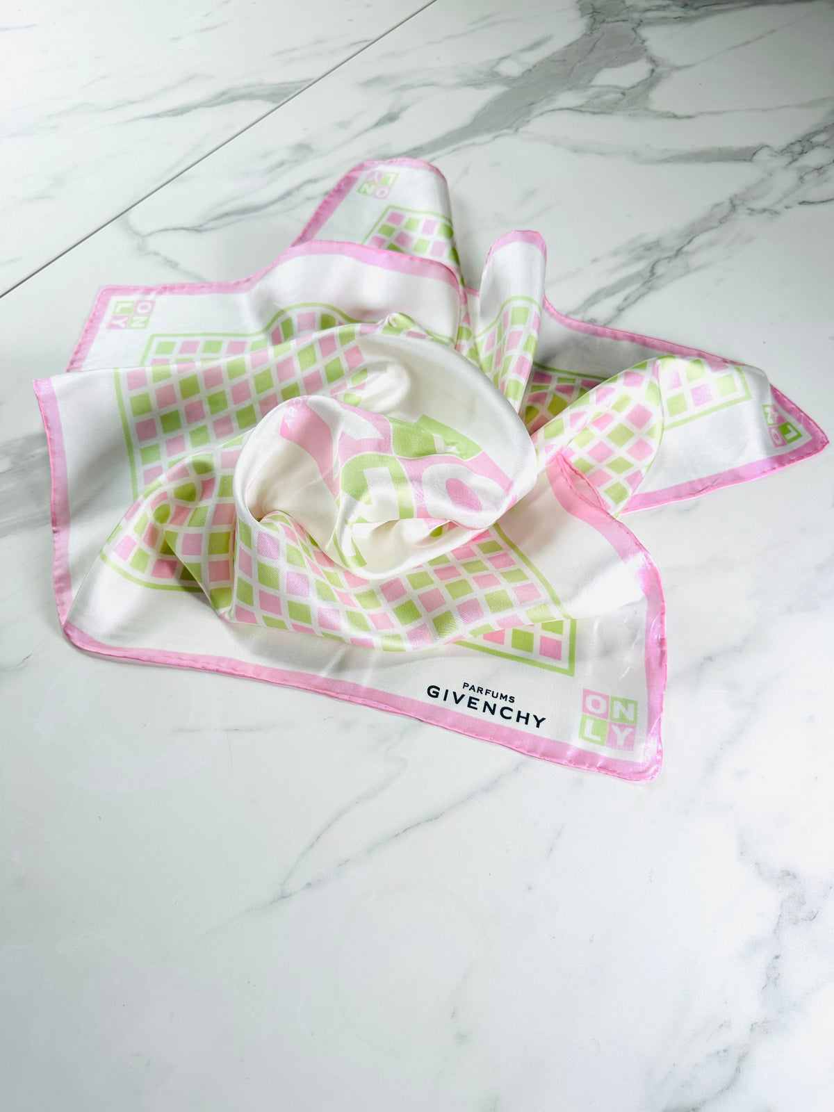 Foulard en soie géométrique blanc et rose Givenchy vintage authentique