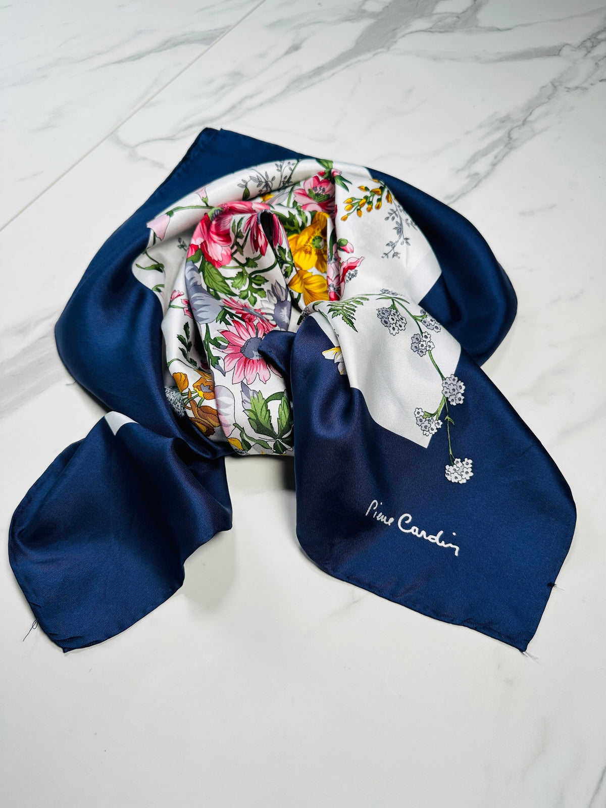 Grand foulard en soie Pierre Cardin bleu marine et blanc avec motif floral vintage authentique