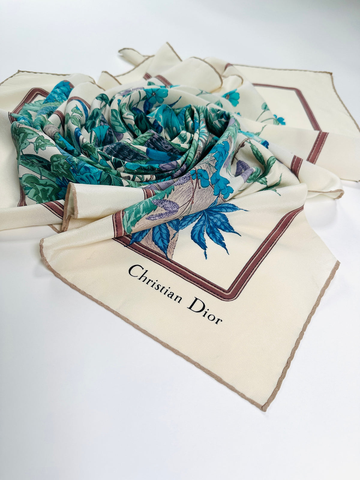 Grand carré Christian Dior en soie crème et bleu motif floral vintage authentique