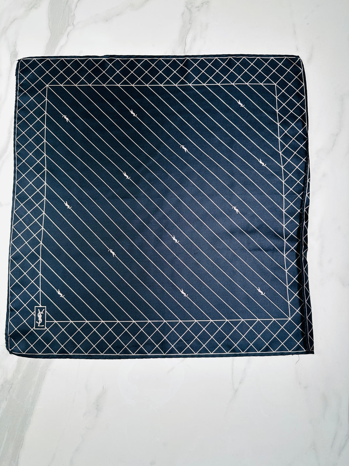 Petit carré Yves Saint Laurent en soie noir et blanc motif géométrique vintage authentique