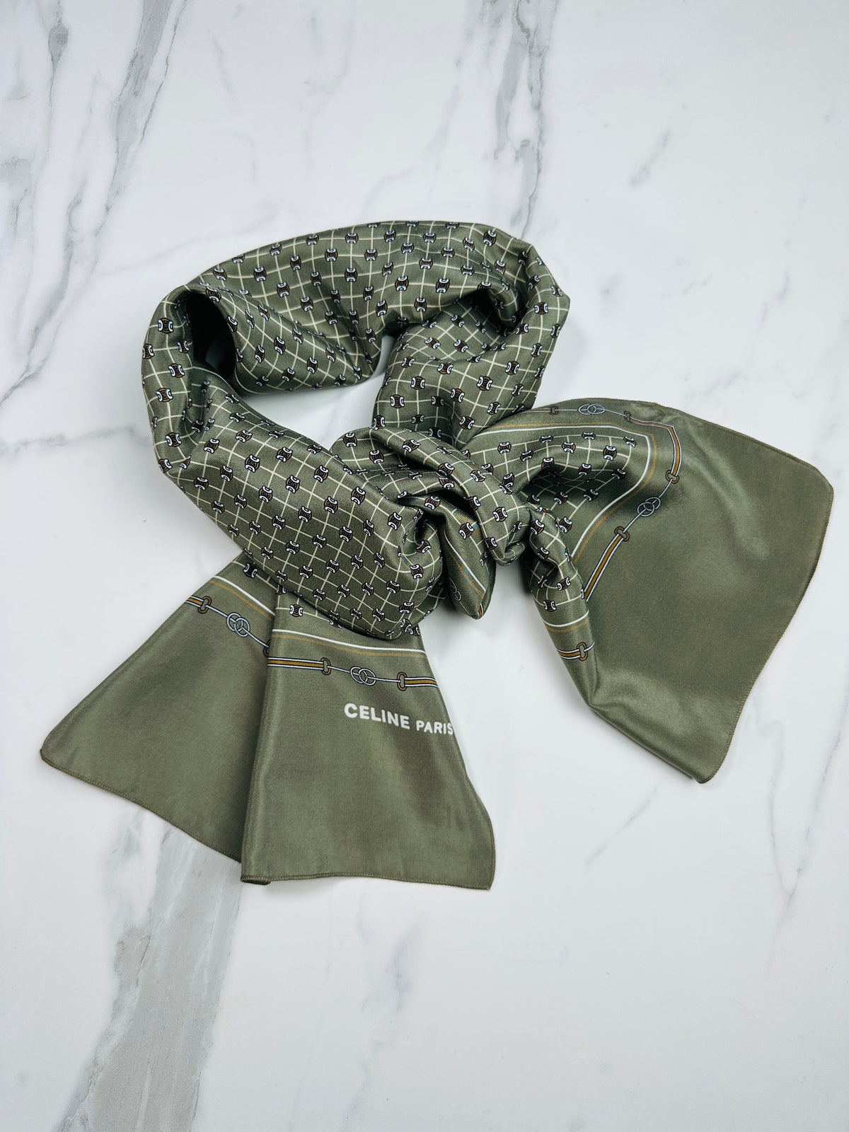 Foulard Celine en crêpe de soie vert olive et marron motif équestre vintage authentique