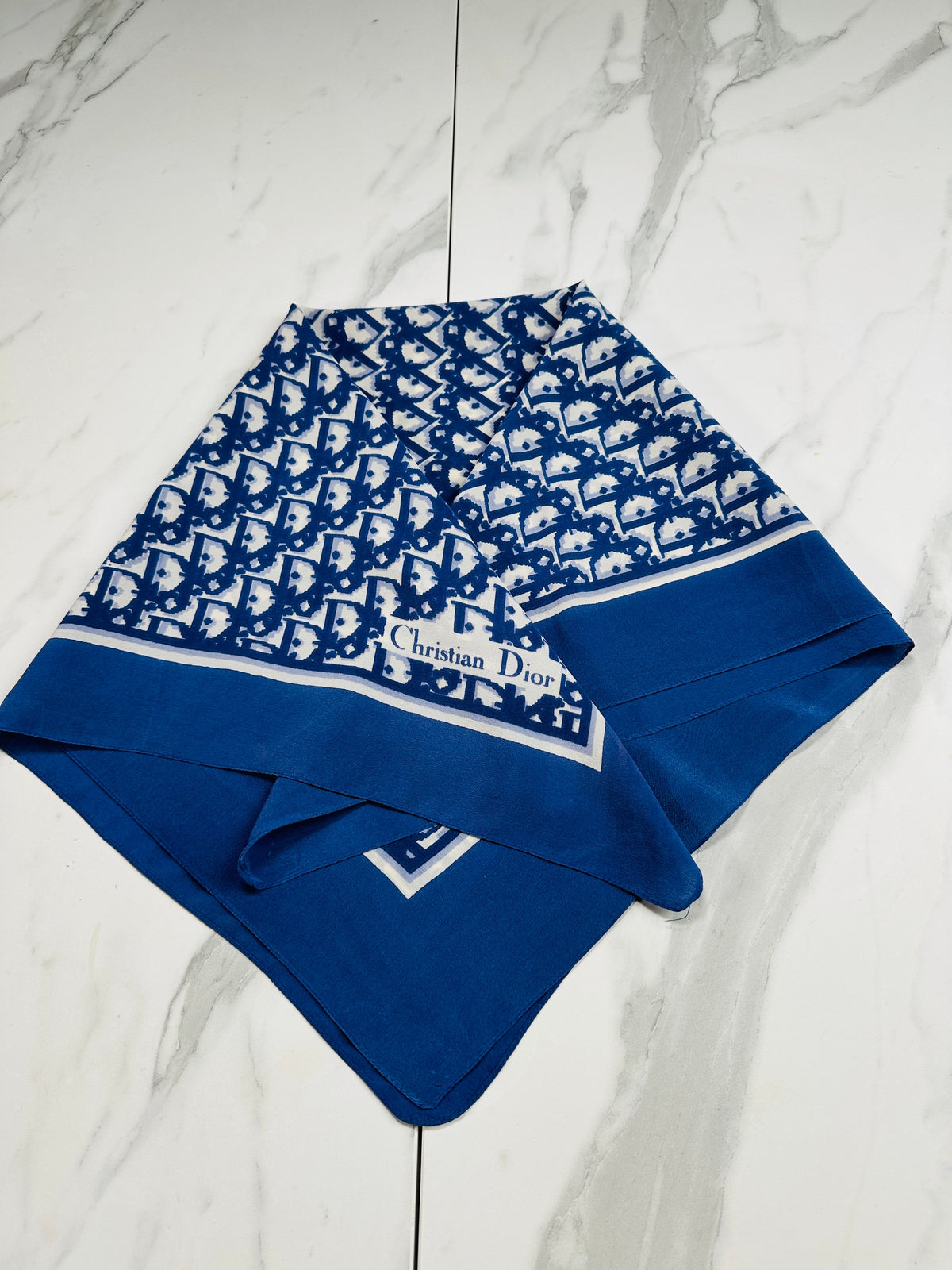 Foulard Vintage Authentique Christian Dior en Soie avec Motif Monogramme Bleu Marine et Blanc