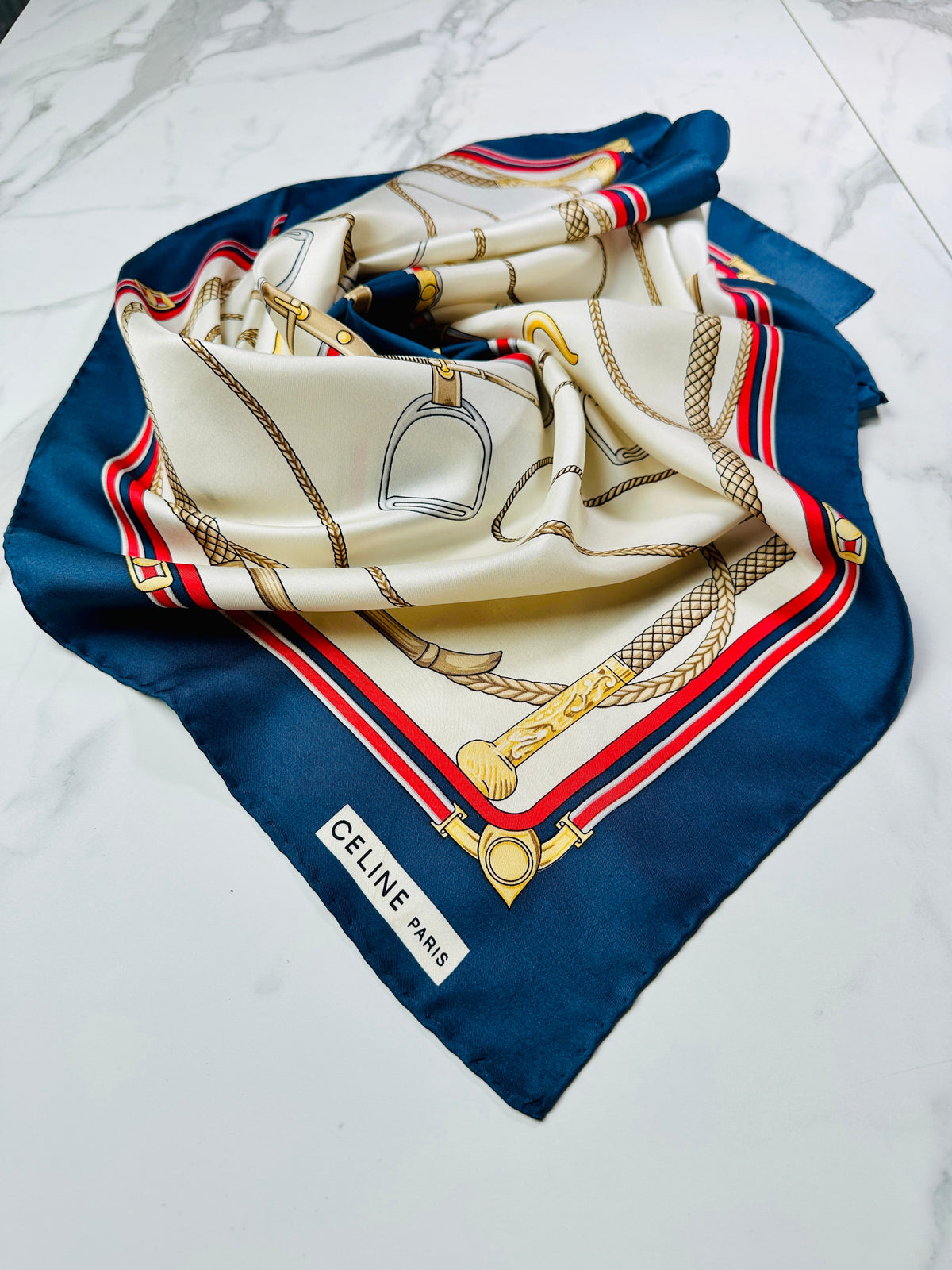 Foulard Céline Vintage Authentique en Soie Marine et Crème à Motif Équestre