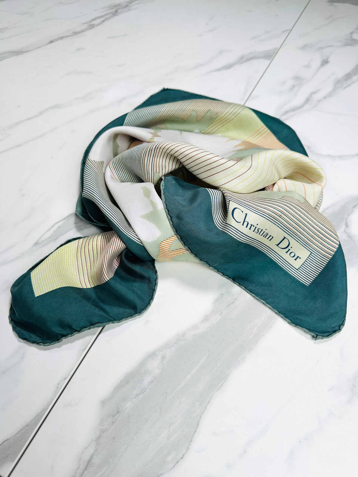Carré Christian Dior en soie satinée vert et crème motif floral vintage authentique