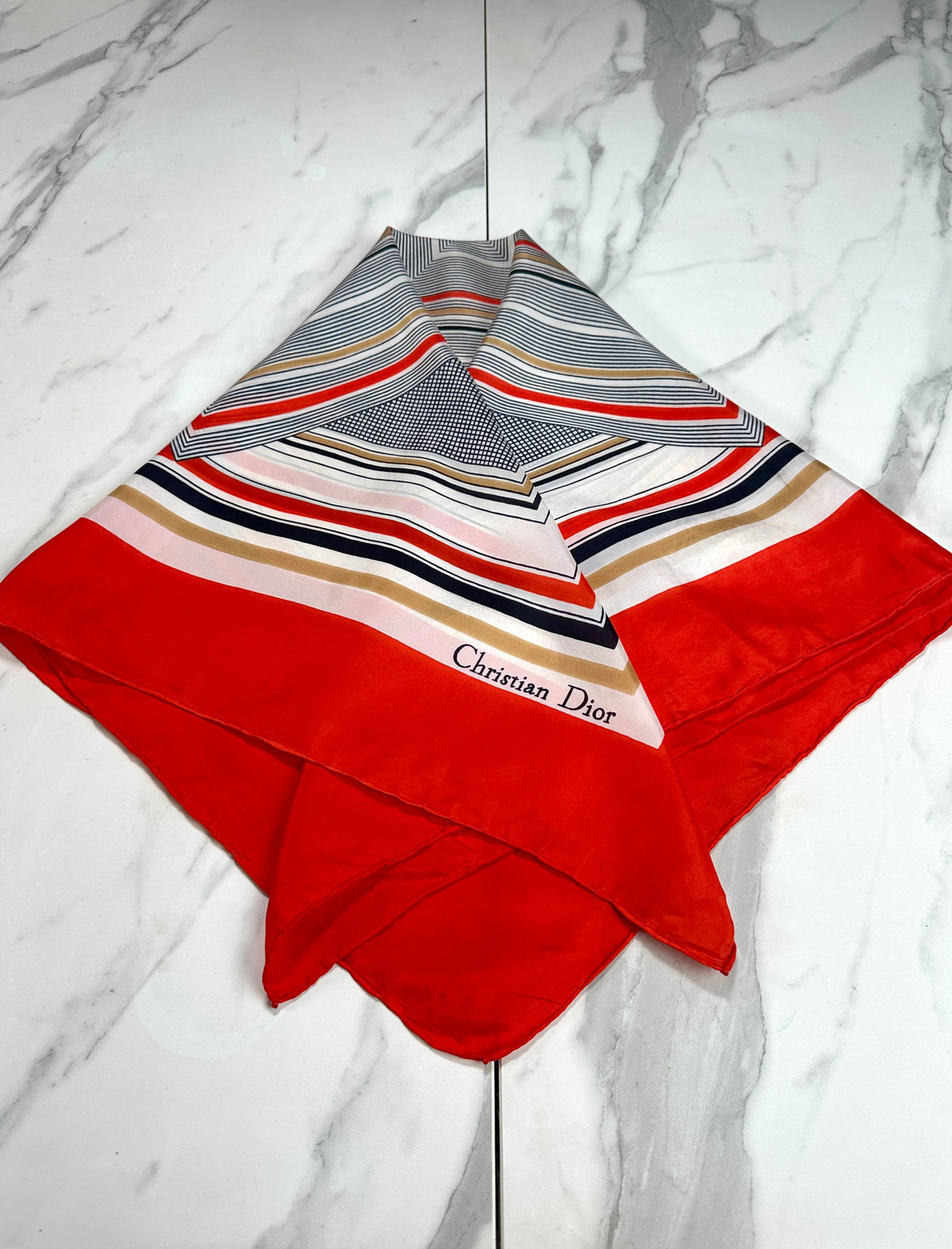 Carré Christian Dior en soie rouge et ivoire motif géométrique vintage authentique