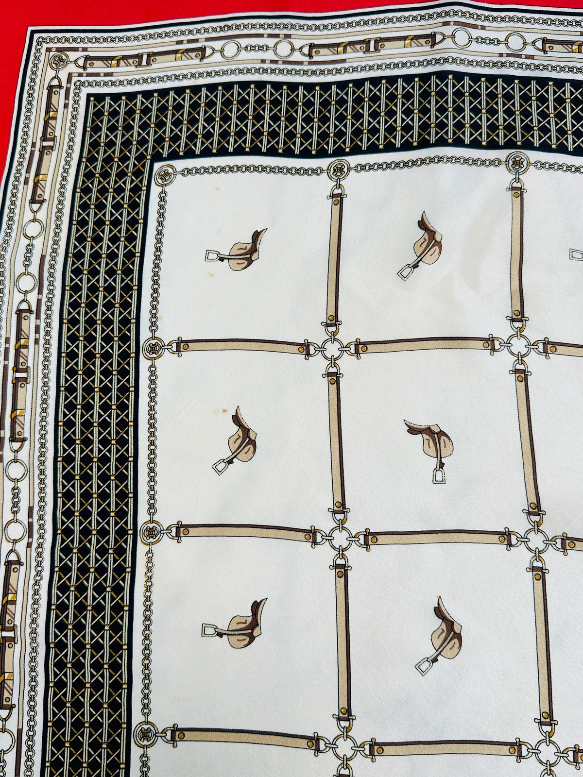 Foulard Céline Vintage Authentique en Soie Rouge et Crème à Motif Équestre