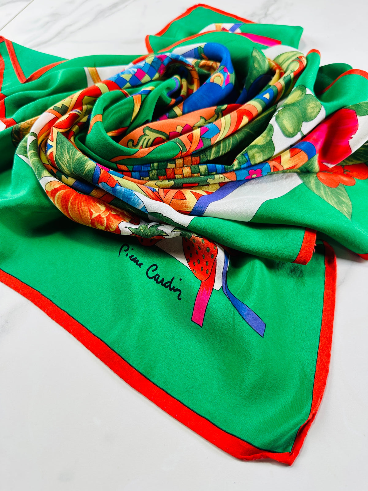 Grand carré Pierre Cardin en soie vert et rouge motif floral vintage authentique