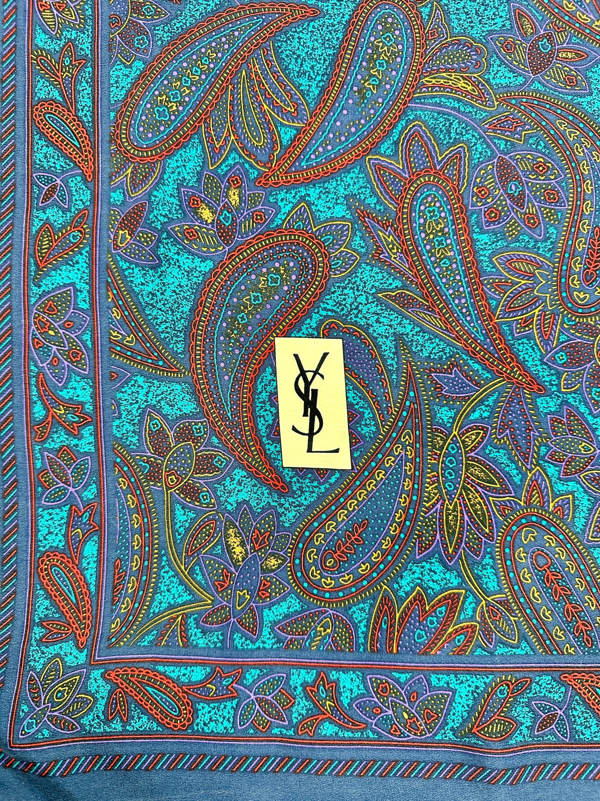 Carré Yves Saint Laurent en crêpe de soie bleu motif cachemire vintage authentique