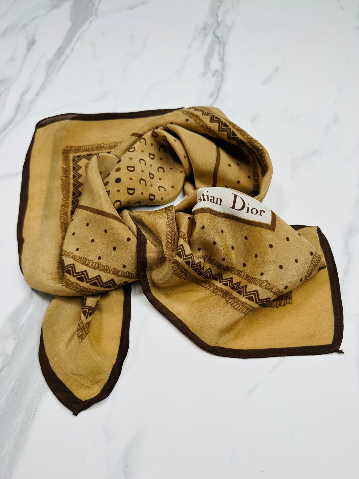 Foulard Vintage Authentique Christian Dior en Crêpe de Soie à Motif Géométrique Beige et Marron