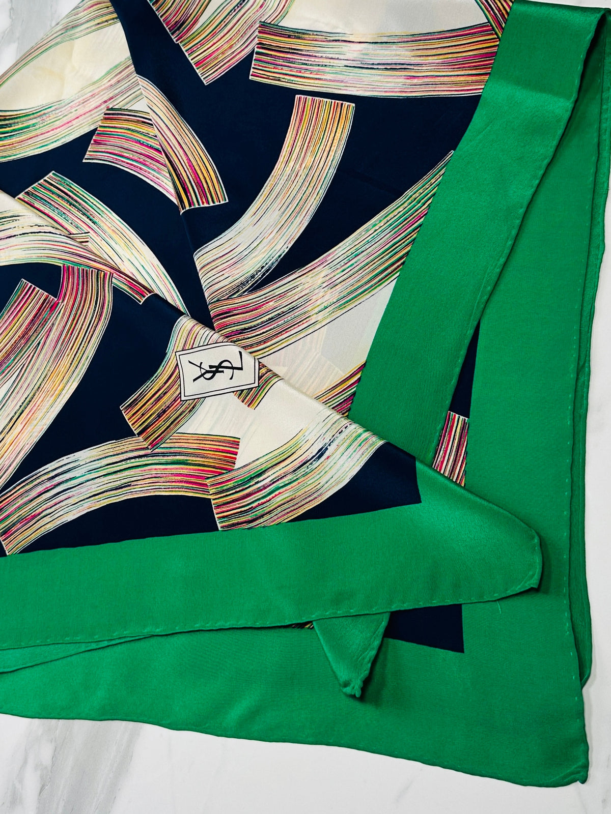 Grand foulard Yves Saint Laurent en soie verte et bleu marine avec motif abstrait vintage authentique