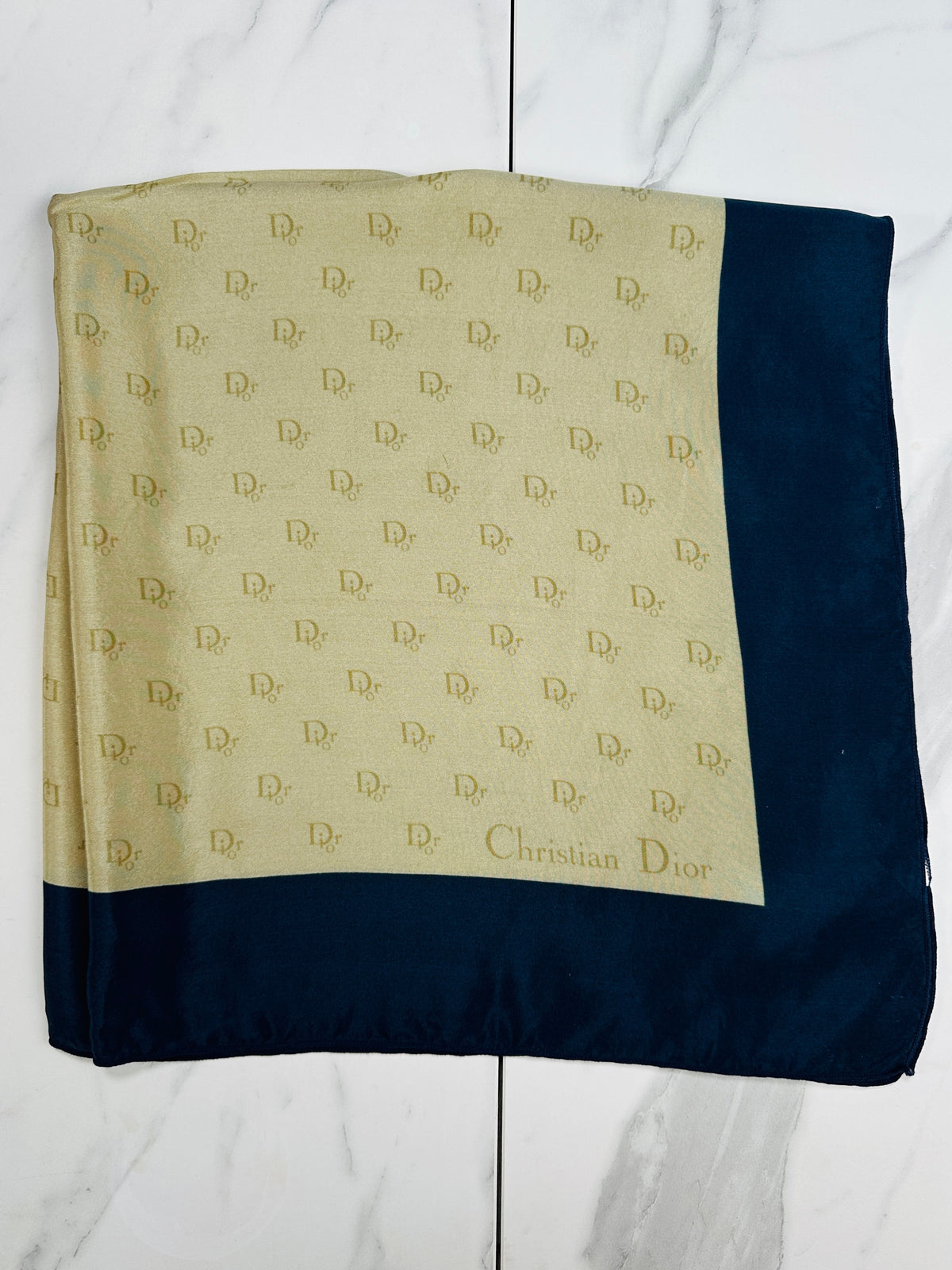 Foulard Christian Dior en Crêpe de Soie Bleu Marine et Beige avec Motif Logo Vintage Authentique