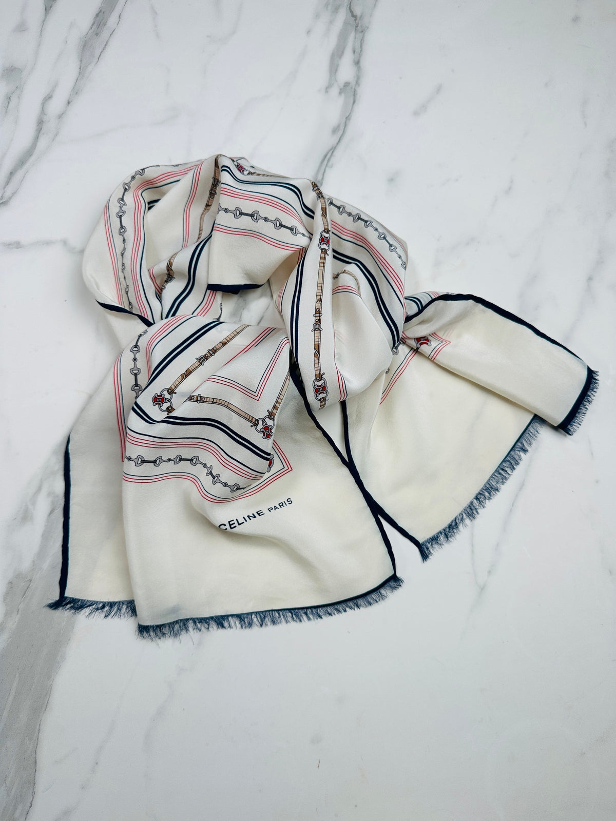 Foulard Céline Vintage Authentique en Crêpe de Soie Ivoire et Marine avec Motif Chaîne