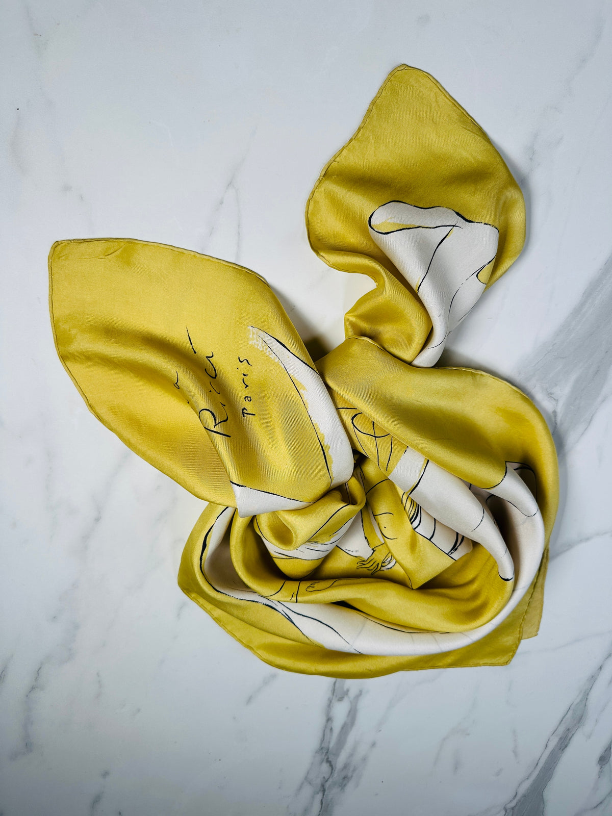 Foulard en soie Nina Ricci à motif artistique doré et ivoire vintage authentique