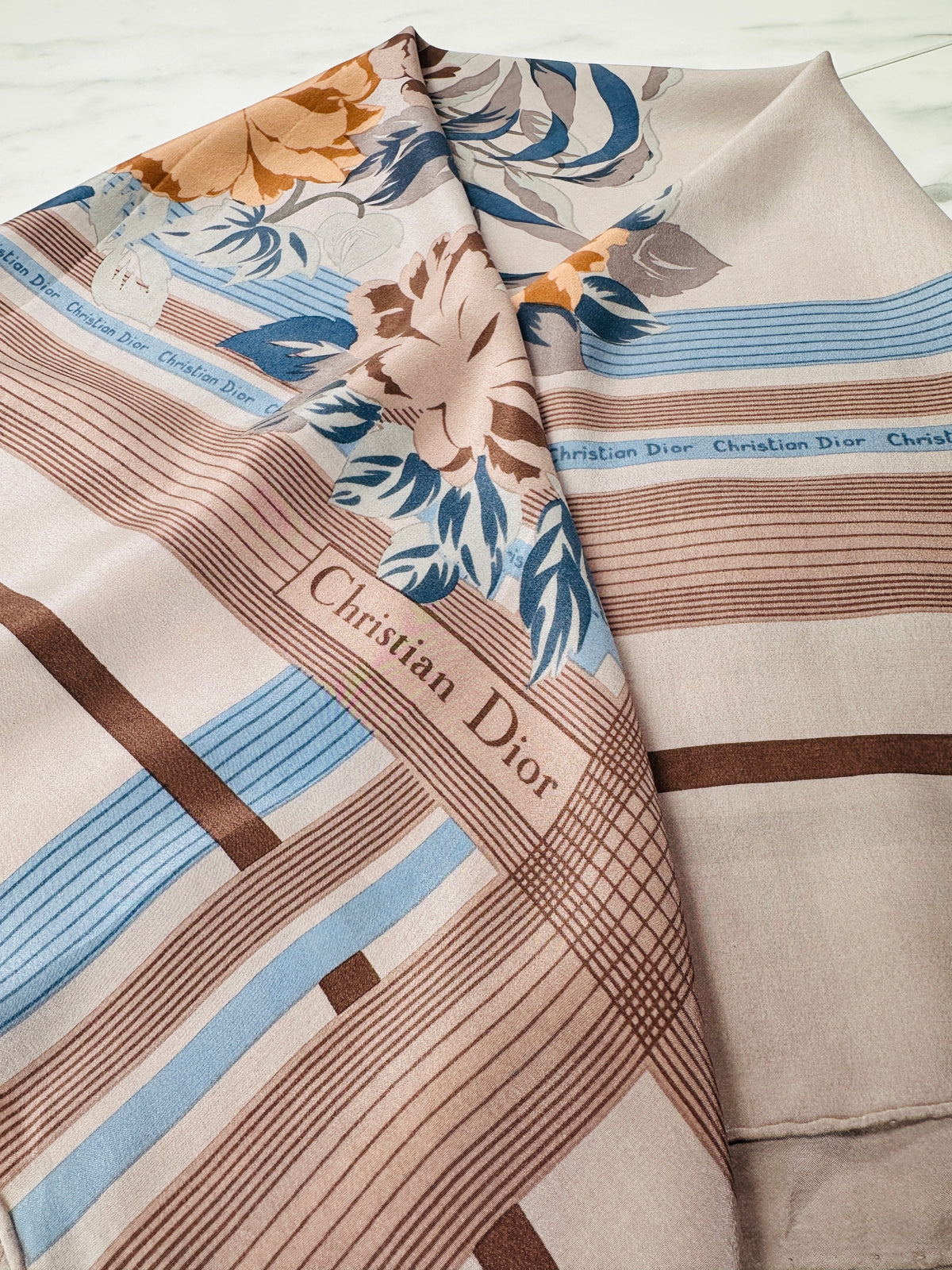 Carré Christian Dior en soie beige motif floral vintage authentique