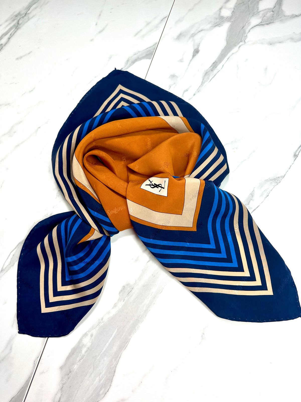 Carré Yves Saint Laurent en soie bleu marine et camel motif géométrique vintage authentique