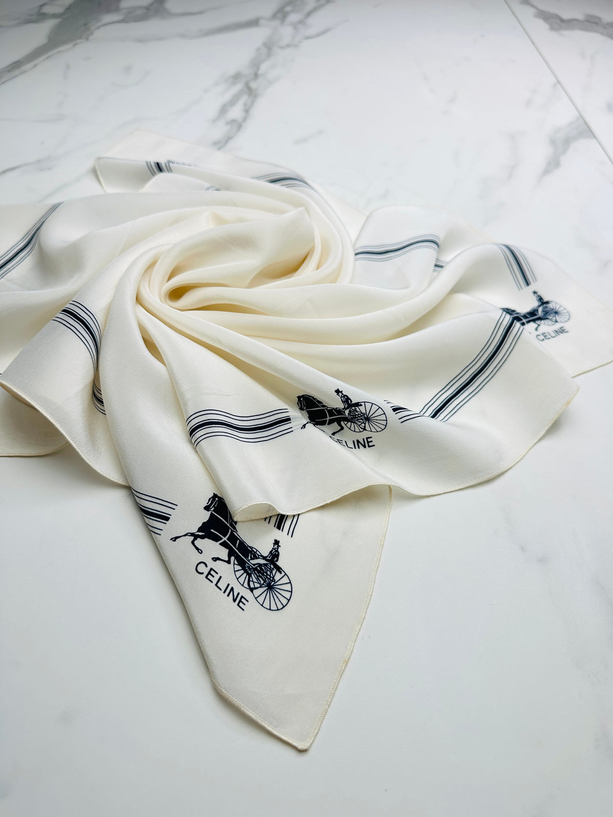 Foulard Céline Vintage Authentique en Crêpe de Soie Crème et Noir avec Motif Équestre