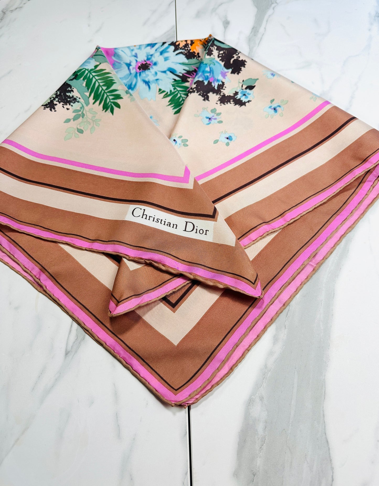 Carré Christian Dior en soie satinée beige et bronze motif floral vintage authentique