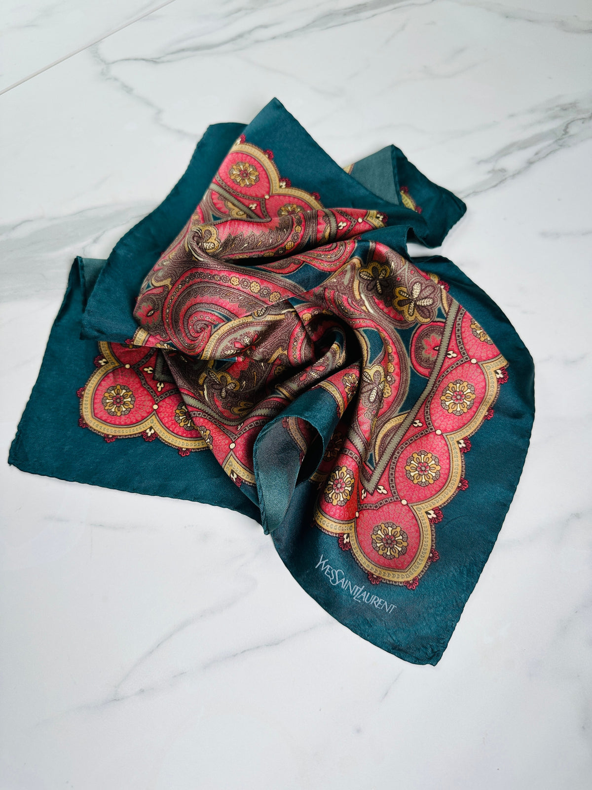 Petit carré Yves Saint Laurent en soie vert et rouge motif cachemire vintage authentique