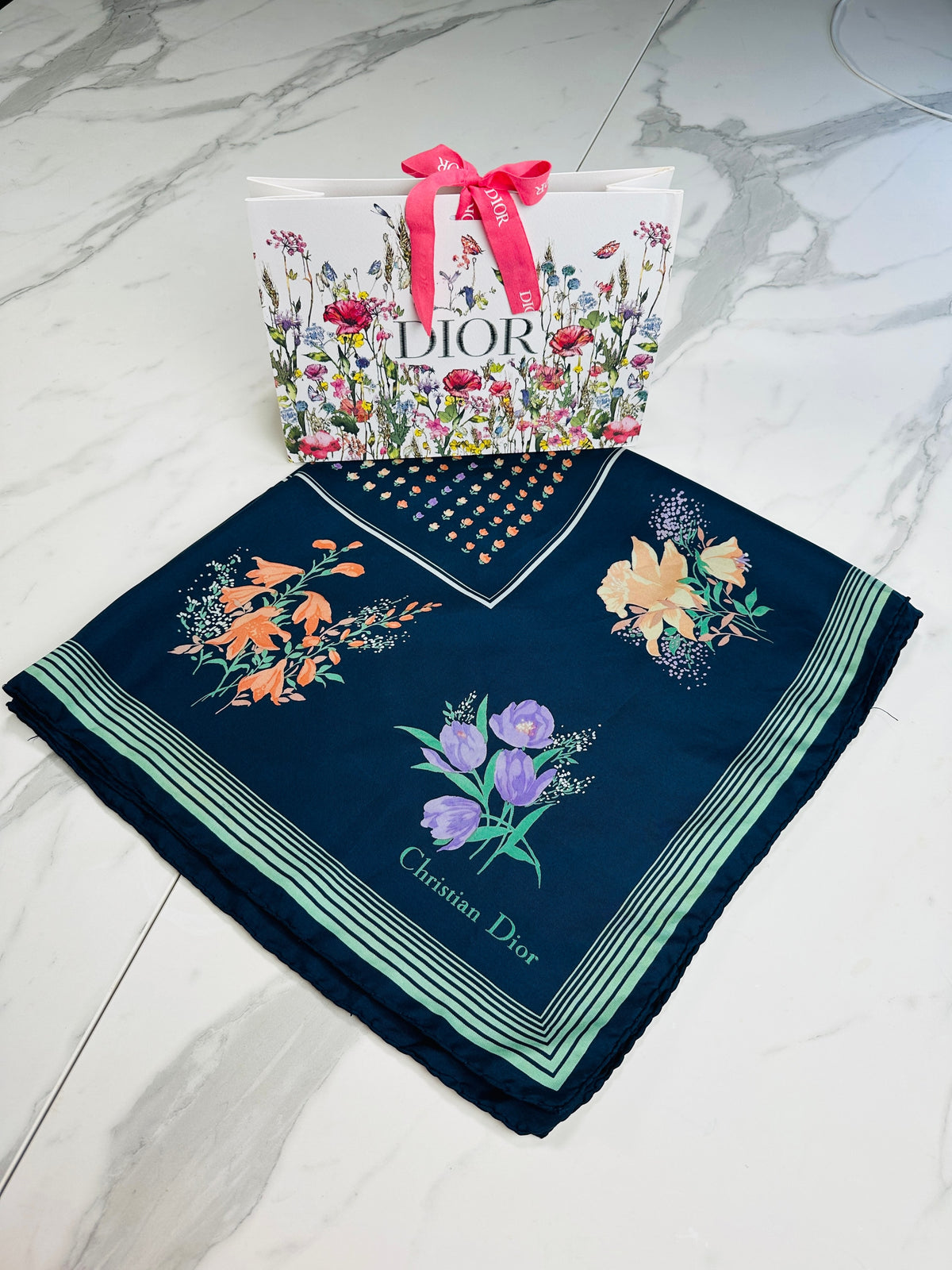Foulard Vintage Authentique Christian Dior en Soie Satinée Bleue et Verte à Motif Floral