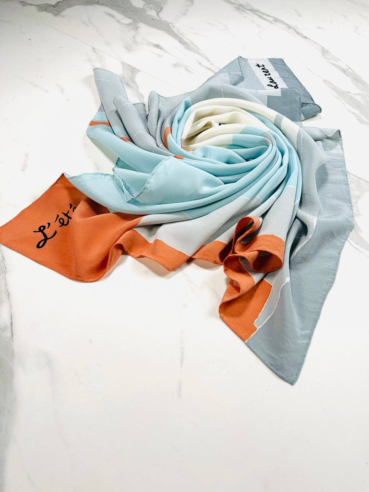 Carré Yves Saint Laurent en soie motif l'été vintage authentique