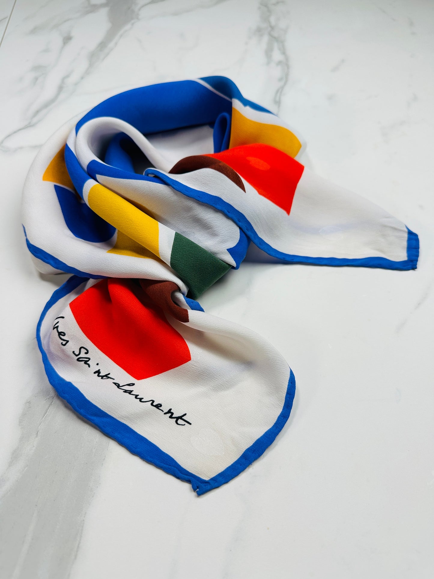 Carré Yves Saint Laurent en soie bleu et blanc Love vintage authentique